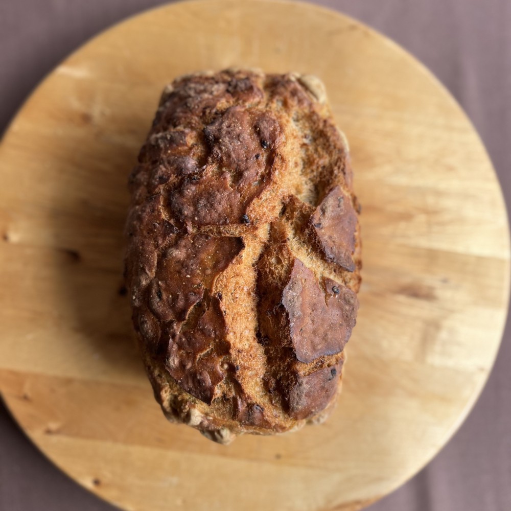 Chleb z morwą i cząbrem