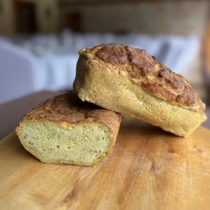 Chleb z pyłkiem pszczelim i czosnkiem niedźwiedzim