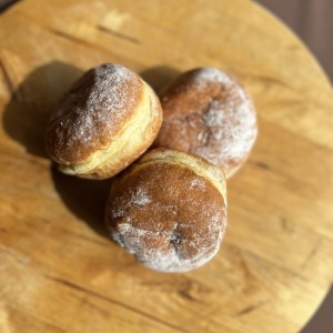 Pączek z nadzieniem z dzikiej róży