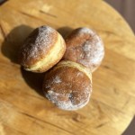 Pączek z nadzieniem z dzikiej róży