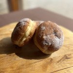 Pączek z nadzieniem  śliwkowym