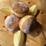 Pączek z nadzieniem z mirabelki