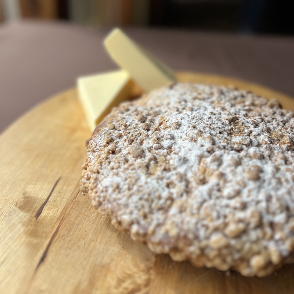 Chałka warmińska z masłem