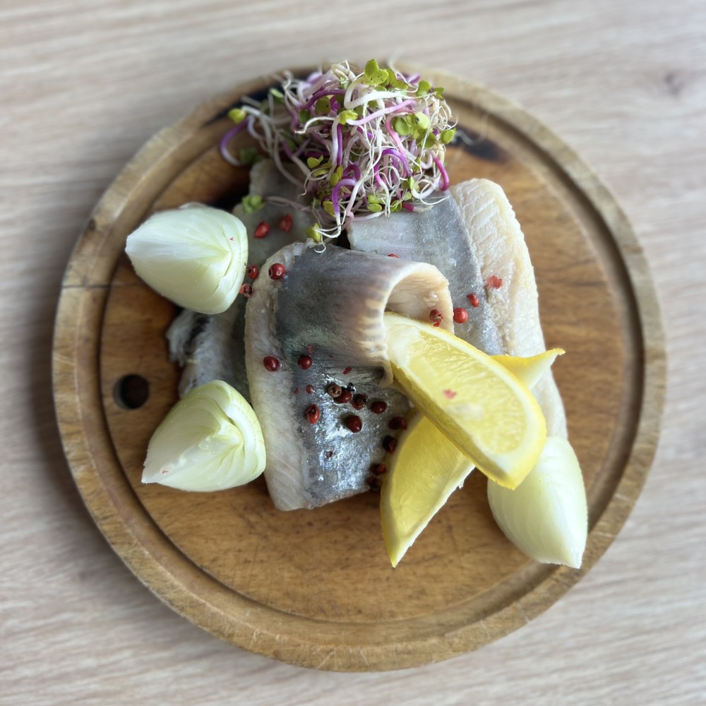 Śledź po mazursku z rokitnikiem i czerwoną cebulą