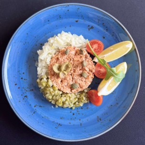 Tatar z łososia z kaparami